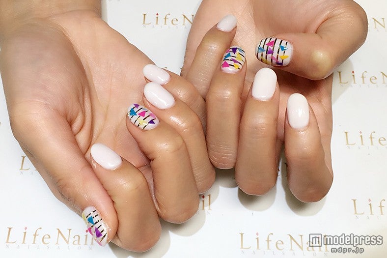 ホワイトandカラフルネイル