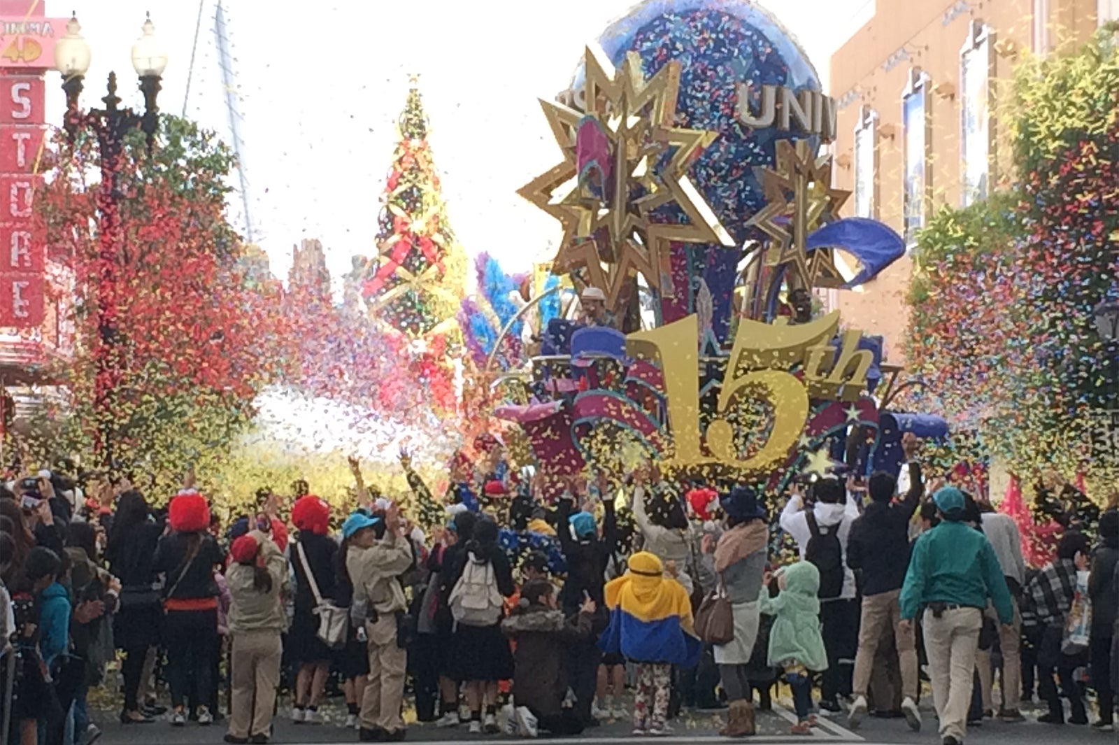 USJ、1日限りの特別な15周年記念パレード開催