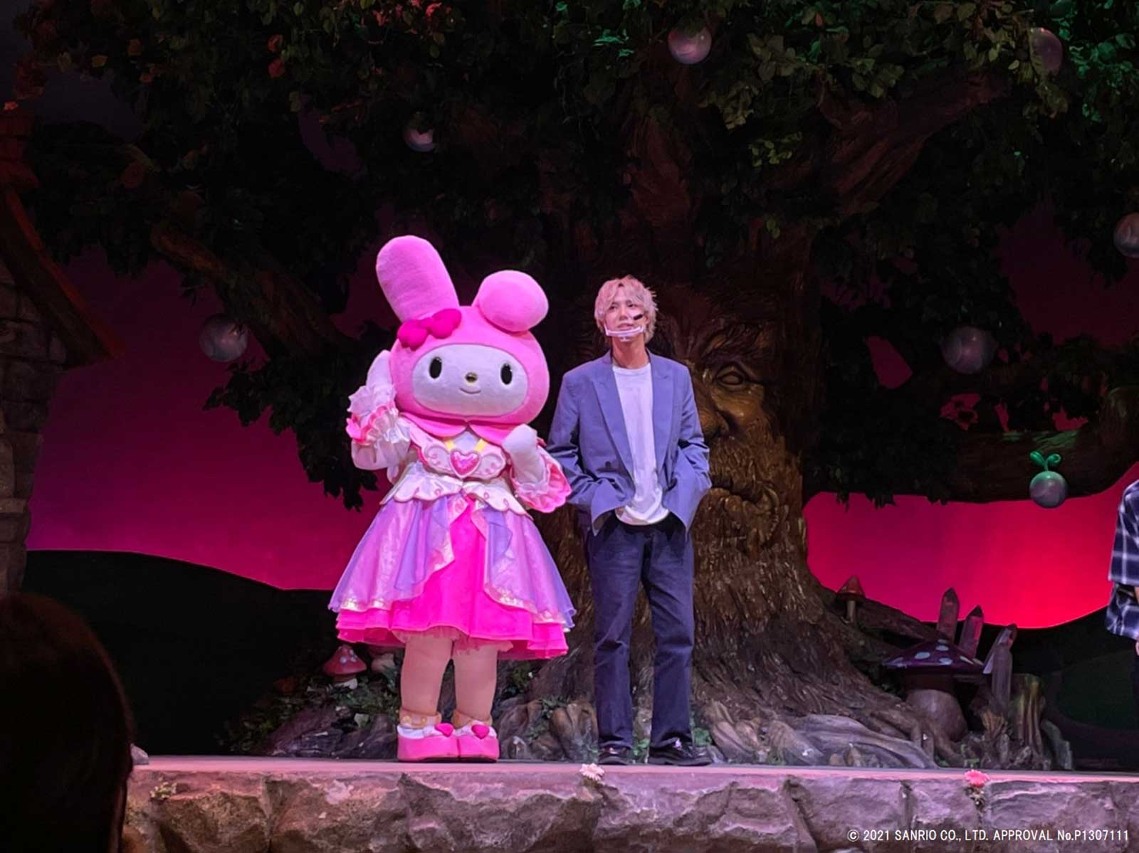 マイメロディを彼女に見立てた寸劇をする目黒耕平 （提供写真）