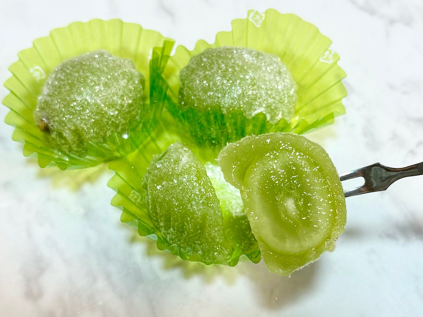 シャインマスカットを求肥で包んだ一品。そのまま食べるよりおいしいかも!?