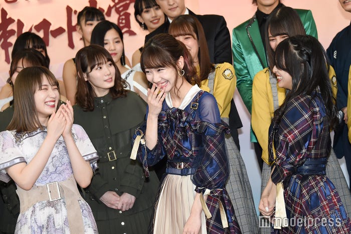 日向坂46からフレッシュさをアピールされて苦笑いする柏木由紀 (C)モデルプレス