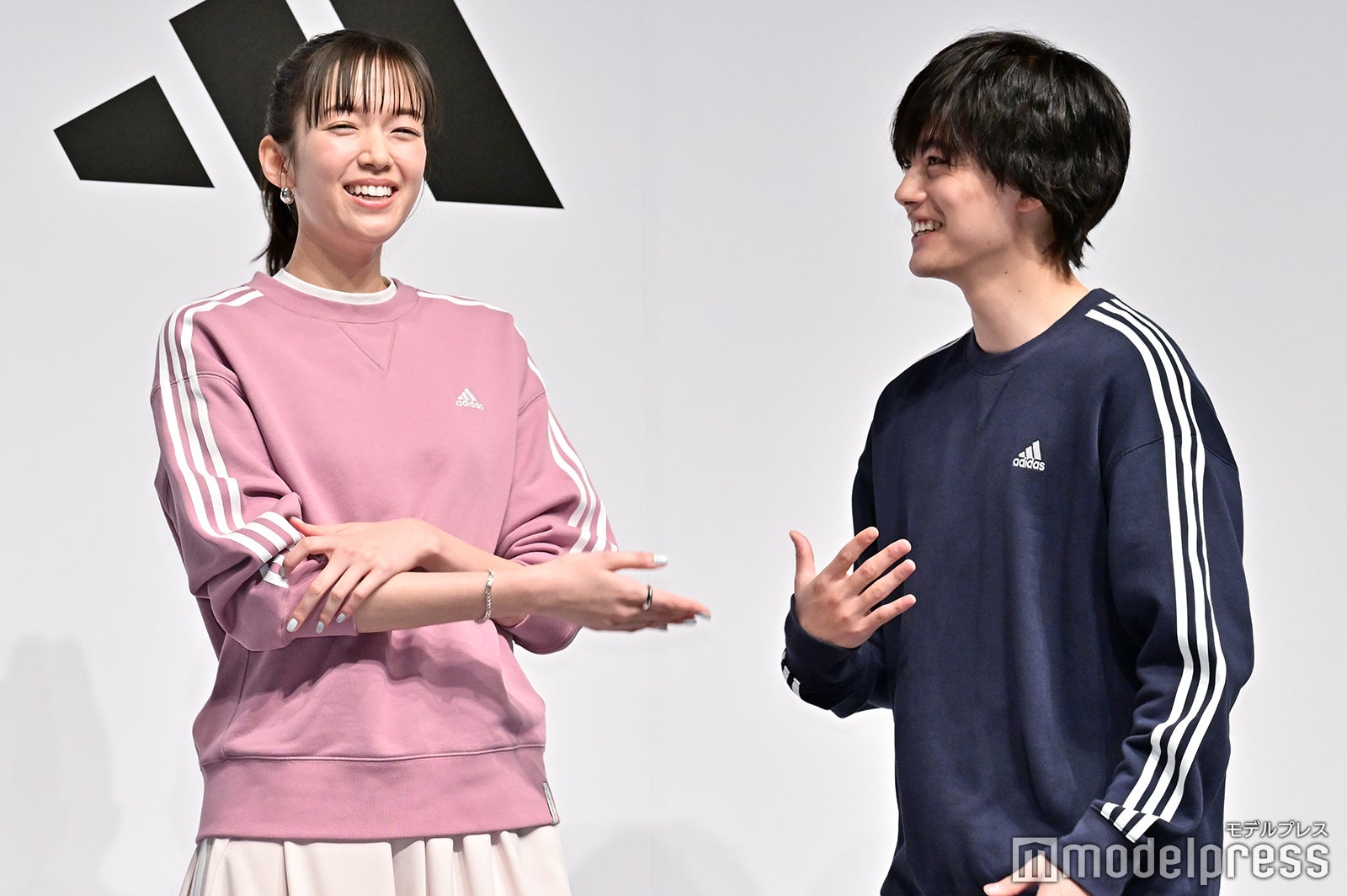 佐藤栞里、櫻井海音（C）モデルプレス