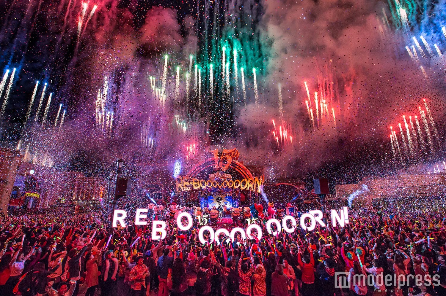USJ、ド派手演出の15周年前夜祭 “RE-BORN”大使・松岡修造と大盛り上がり