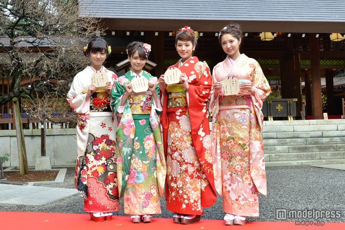 晴れ着姿をお披露目!(左から)PASSPO☆槙田紗子・奥仲麻琴、筧美和子、大石絵理