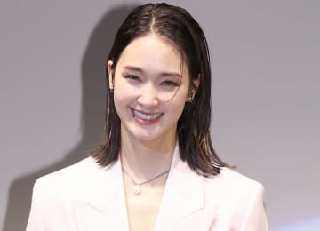 「YOSHIKIさん！」剛力彩芽 イケメンすぎる金髪×ジャケットコーデに「ワイルドカッコいい～」「惚れてまう」