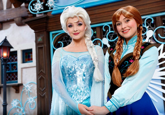 アナとエルサ（C）Disney