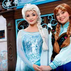 アナとエルサ(C)Disney