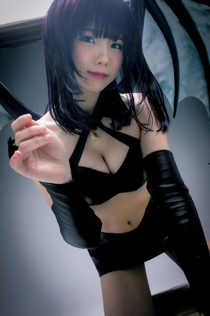 えなこ1stメジャー写真集「えなこcosplayer」(集英社)より(提供写真)