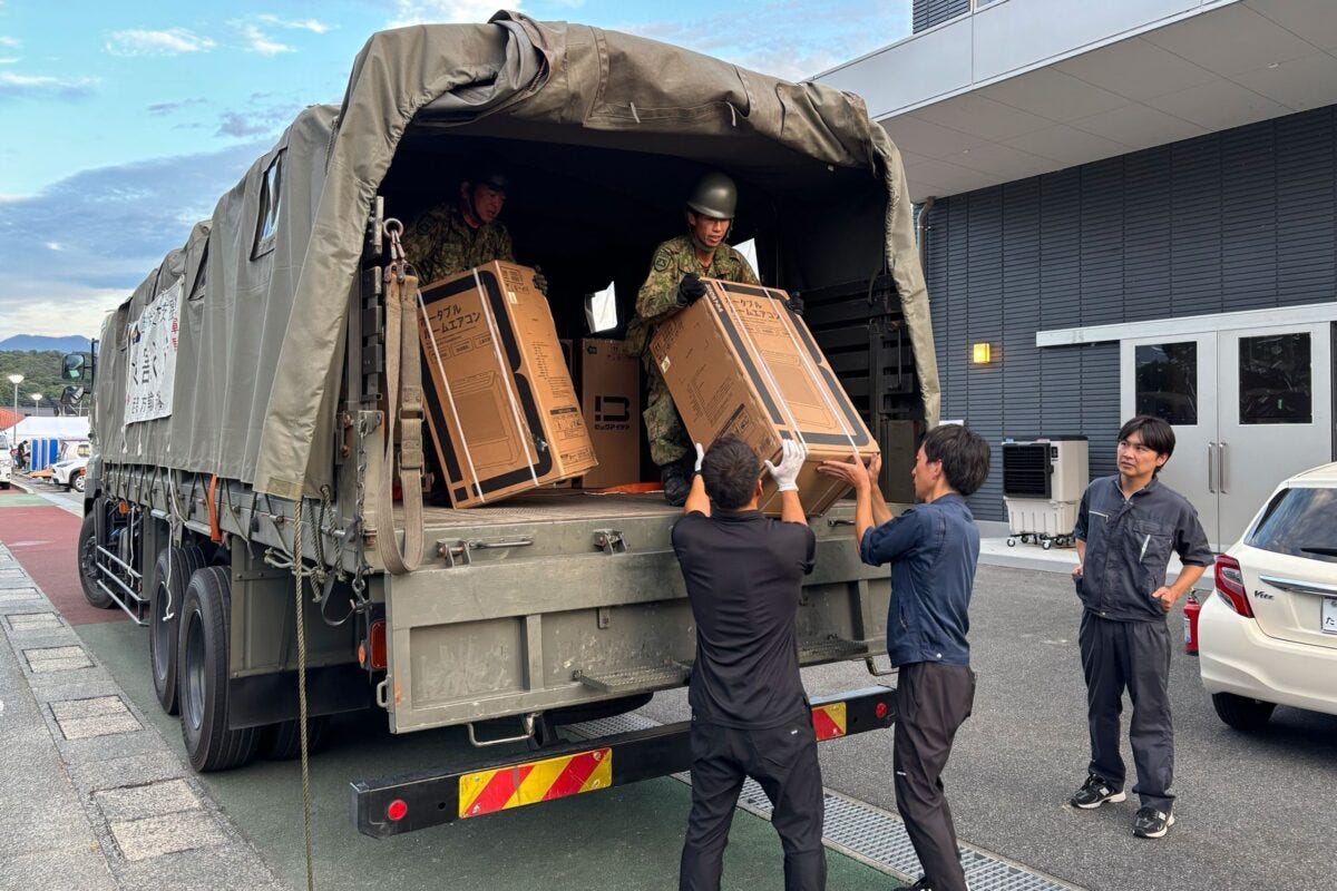 エアコンを搬入する自衛隊