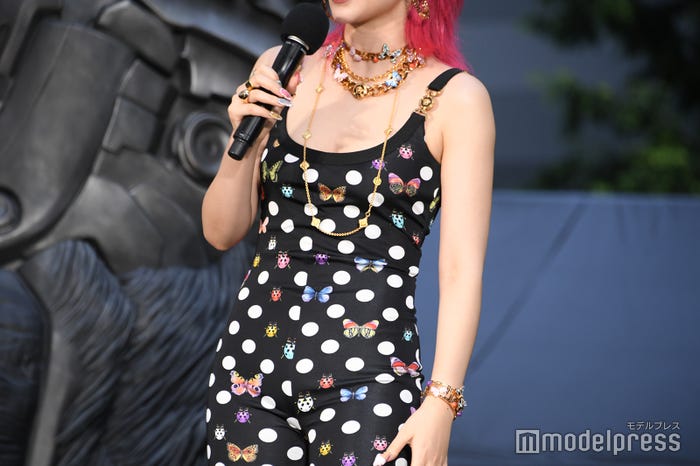 仲里依紗、虫がポイントの衣装(C)モデルプレス