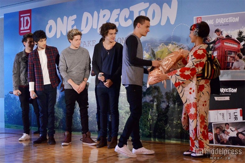 花束を贈呈する堀北真希