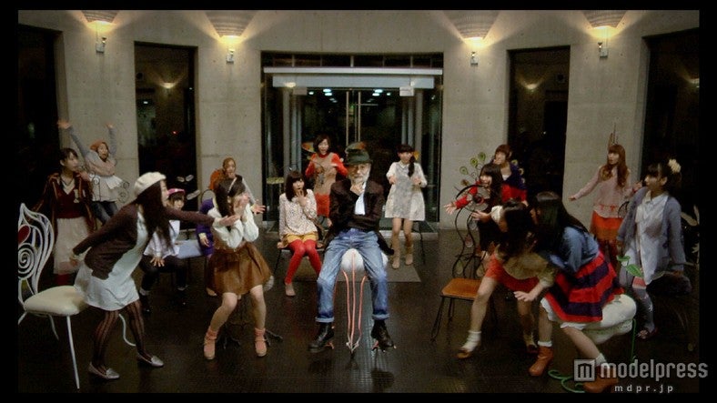 AKB48の新曲「So long！」ミュージックビデオより（C）AKS