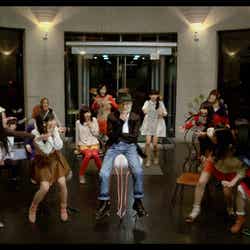 AKB48の新曲「So long!」ミュージックビデオより(C)AKS