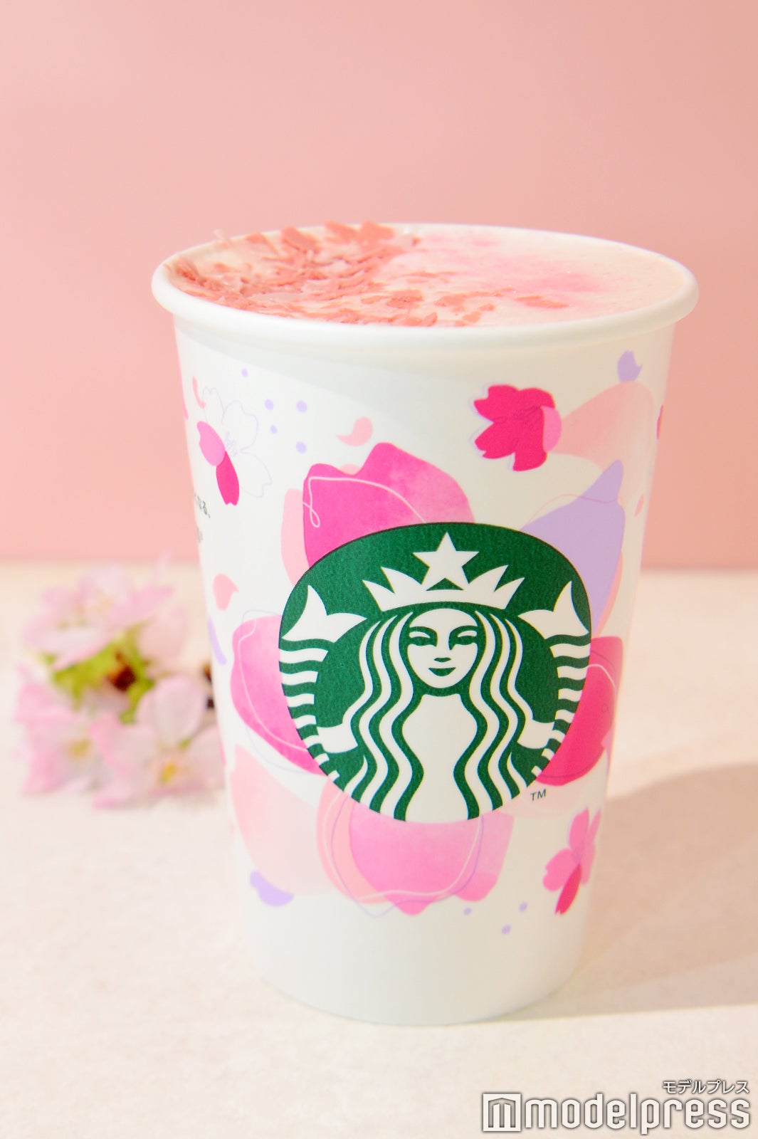 （左から）さくら 咲くサク フラペチーノ、さくら ソイ ラテ（C）モデルプレス