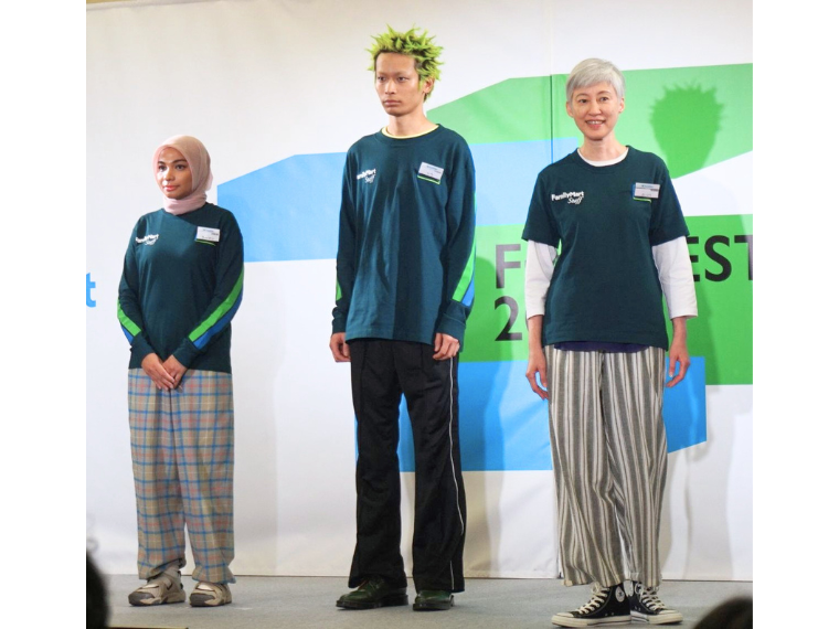 ファミマ「ファミフェス2026」 コンビニ初、Tシャツタイプの新ユニフォームを披露
