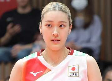 「めちゃんこ可愛すぎるよ」バレー日本代表24歳人気美女が雰囲気激変→デニム姿で「ほぼ100％ピース」のオフショットにファン歓喜「笑顔が素敵」