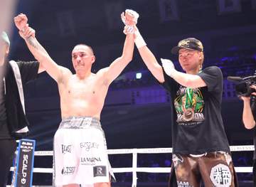 元2階級制覇王者エストラダが涙 天心に完敗TKO負け 9回終了後に棄権申し入れる 脇腹に深刻ダメージで救急搬送