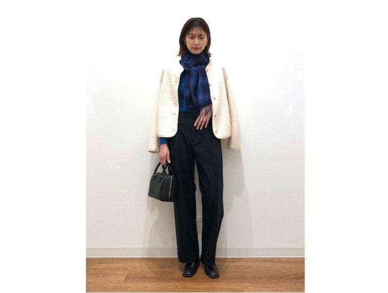 クルーネックはマフラーなどのアレンジもしやすいのがメリット　出典：StyleHint