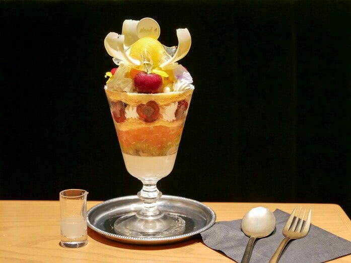 餃子と〆の店 Nood e「チェリーとキウイとバナナのトライフルパフェ」（税込2380円）（2022年6月20日撮影）