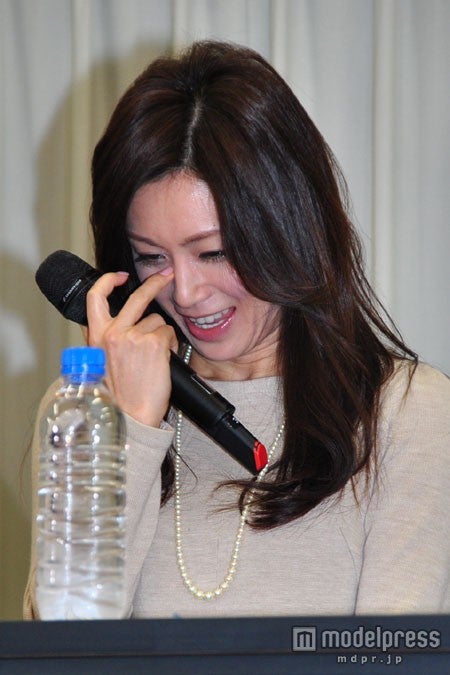 涙しながらも覚せい剤使用に関する質問に気丈返答する酒井法子