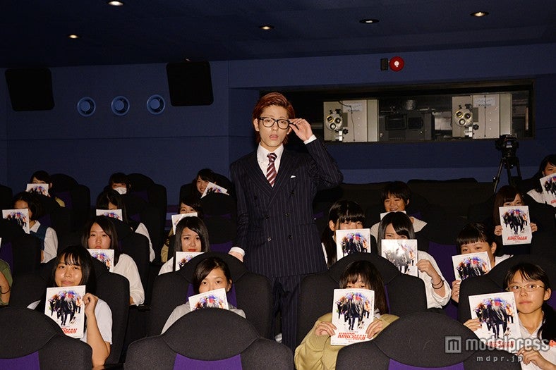 女子高生40人がこんどうの接近に大興奮