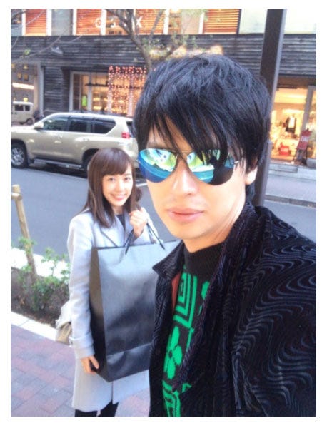 エルメスの壁紙を見に行った川崎希・アレクサンダー/川崎希オフィシャルブログ(Ameba)より