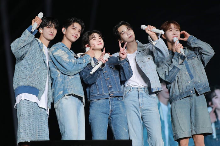 DK、JOSHUA、WOOZI、JEONGHAN、SEUNGKWAN/VOCAL TEAM「SEVENTEEN TOUR 'FOLLOW' TO JAPAN」ベルーナドーム公演(P)&(C)PLEDIS Entertainment
