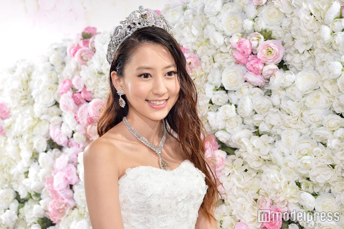 河北麻友子 総額7億円のウエディングドレス姿に めっちゃキレイ の声 モデルプレス 河北麻友子 総額7億円のウエディングドレス姿に めっちゃキレイ の声 モデルプレス