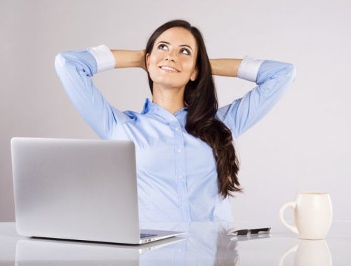 姿勢の良い女性