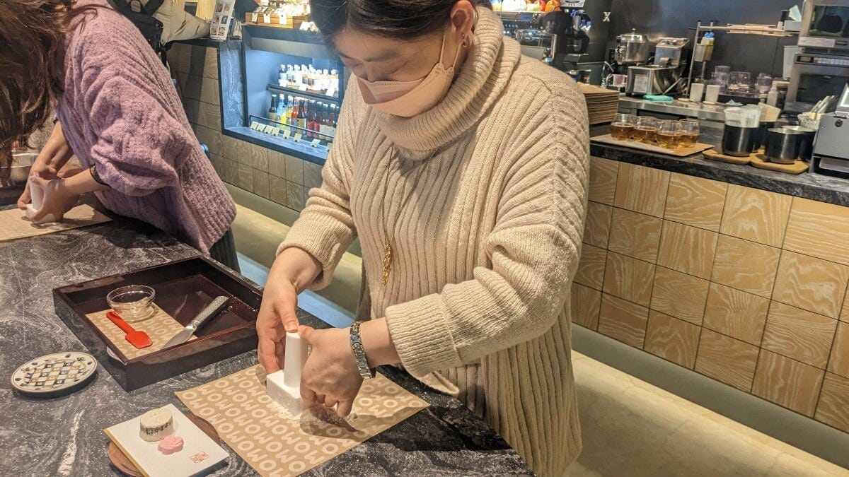 OMO5金沢片町では、老舗和菓子店監修の落雁作りの体験(写真)や、お茶の飲み比べ講座も実施