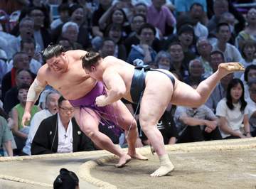 安青錦がV王手、尊富士を寄り倒しで退ける 不戦勝の大関霧島と同星対決制した熱海富士が1差で千秋楽へ