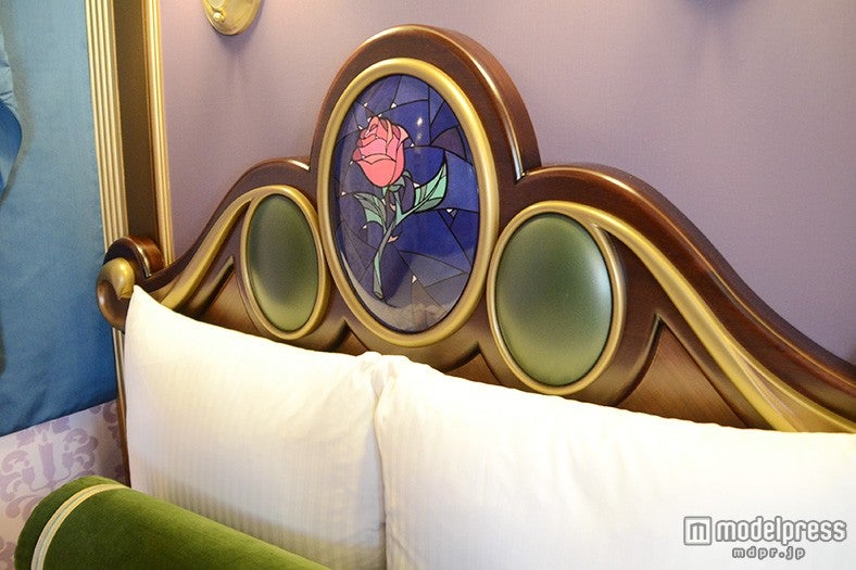 バラが描かれたヘッドボード