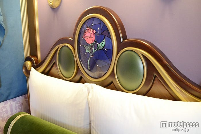 バラが描かれたヘッドボード