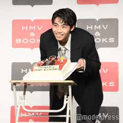 記者からのリクエストに応えケーキを持つ八村倫太郎（C）モデルプレス