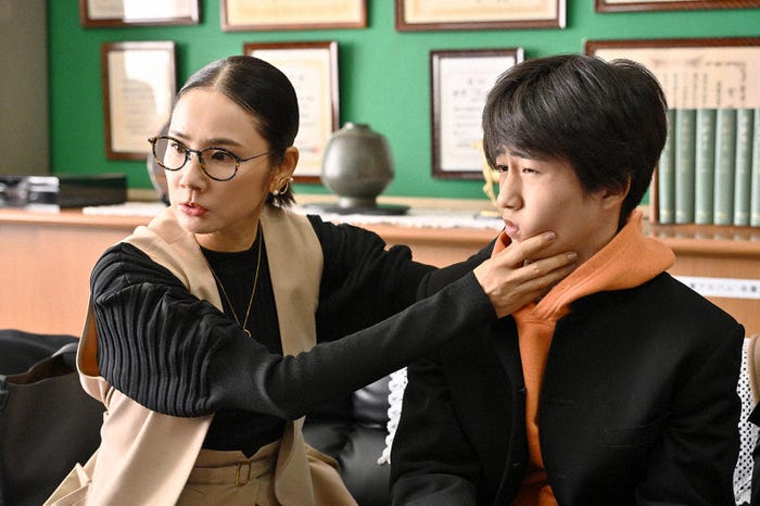 吉田羊、坂元愛登「不適切にもほどがある!」第1話より(C)TBS