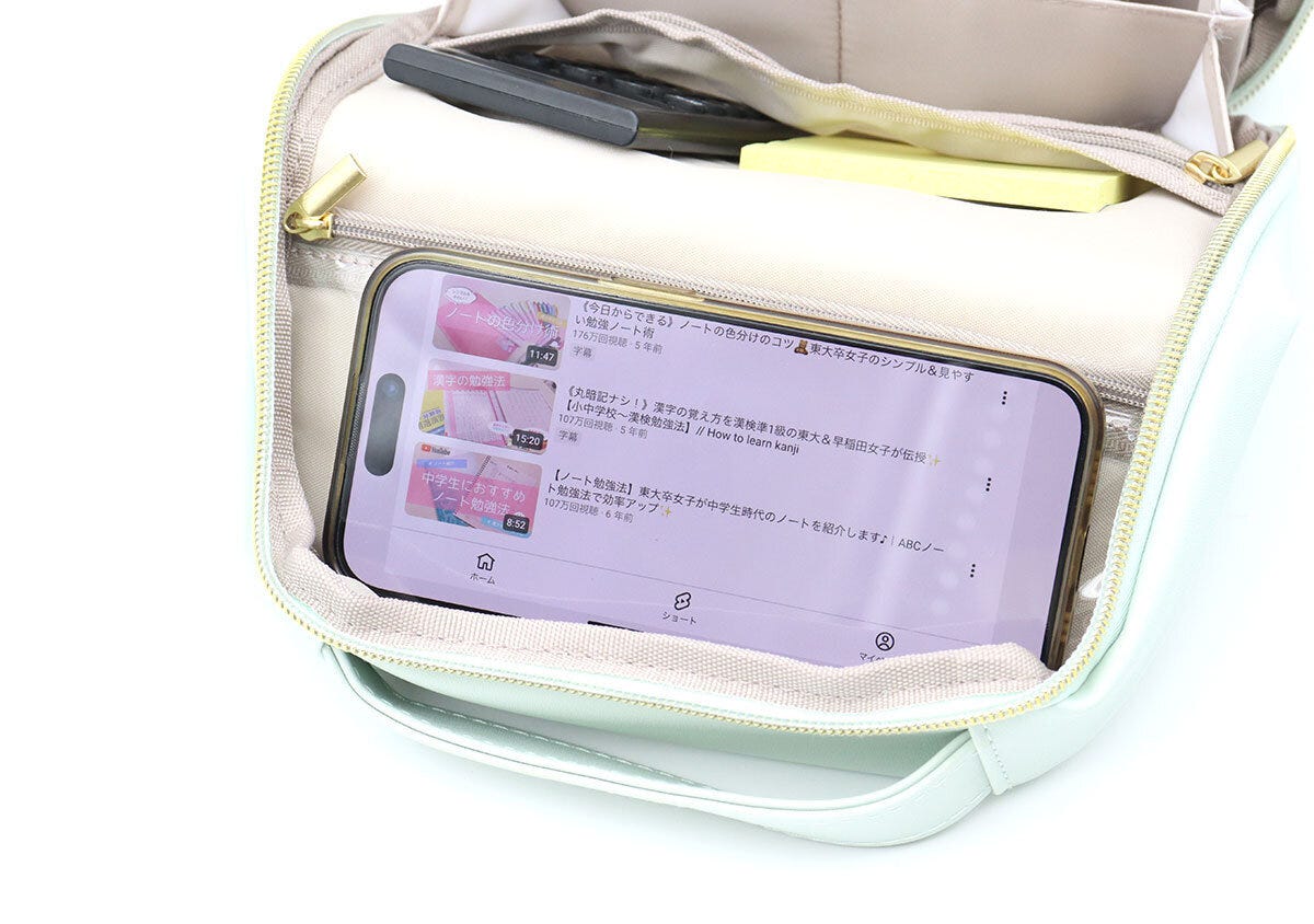 ポーチの背面のクリアポケットに立てたスマホで動画を再生している ポーチの背面のクリアポケットに立てたスマホで動画を再生している