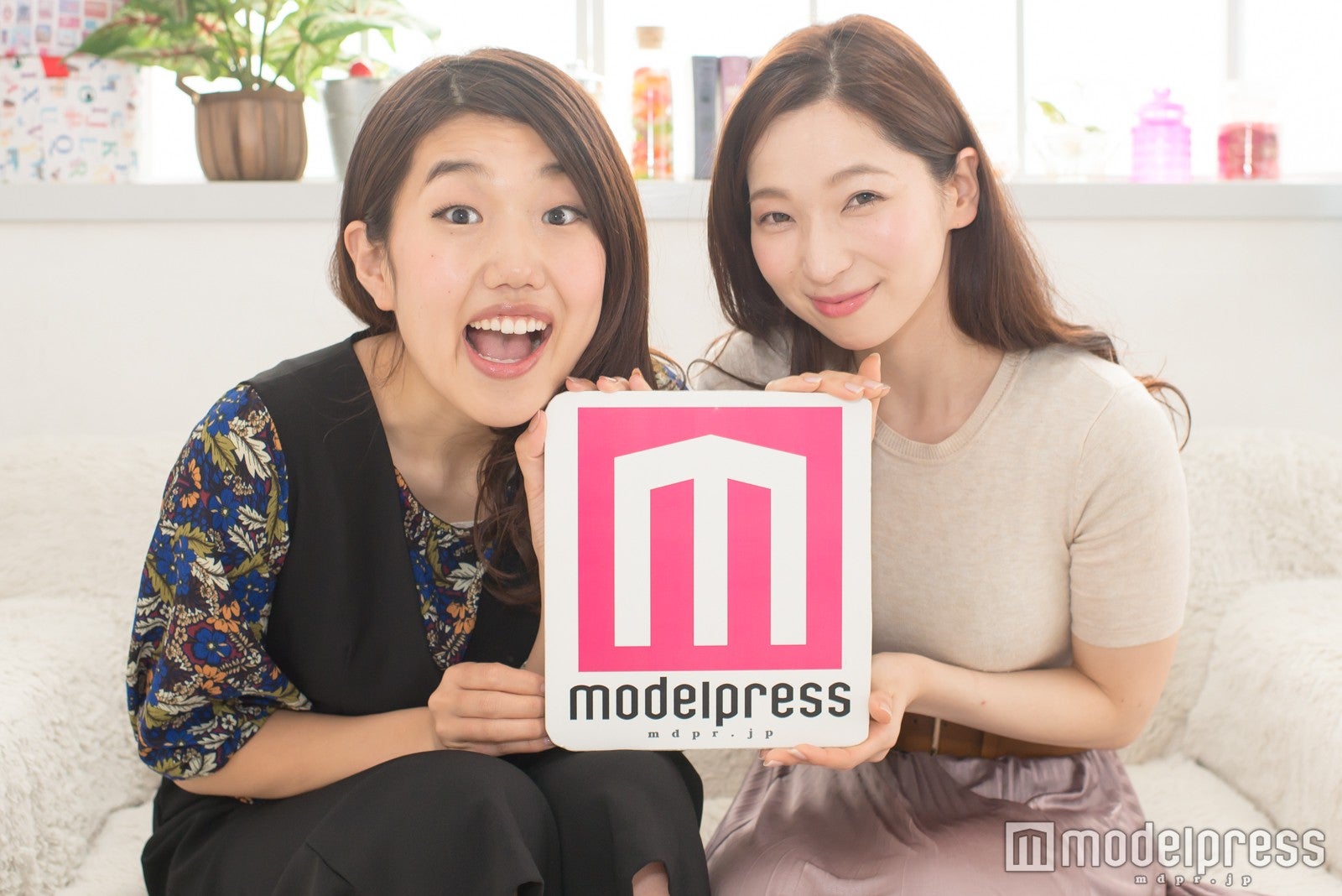 （左から）横澤夏子、鶴愛佳（C）モデルプレス