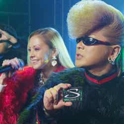 (左から)土屋アンナ、氣志團の綾小路翔/「ストライド」篇