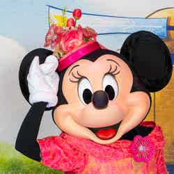 春らしい色合いの花をあしらったエレガントな雰囲気の帽子※画像はイメージ（C）Disney