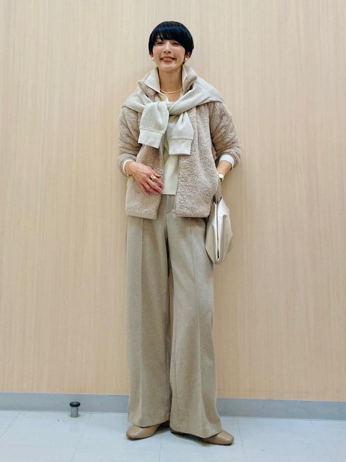 ふわふわ素材も淡いトーンでまとめて、大人かわいさアップ！　出典：StyleHint