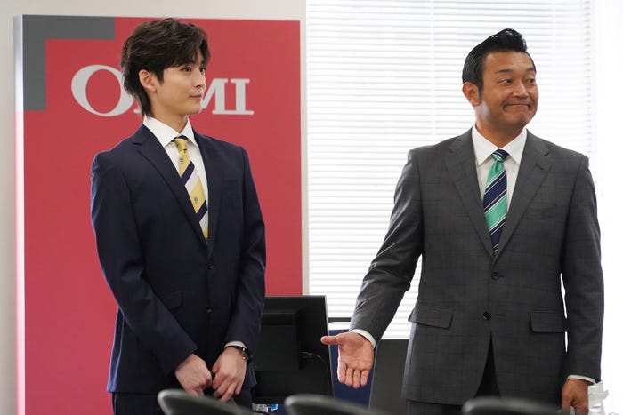 高橋文哉、山口智充/「悪女(わる)~働くのがカッコ悪いなんて誰が言った?~」第6話より(C)日本テレビ