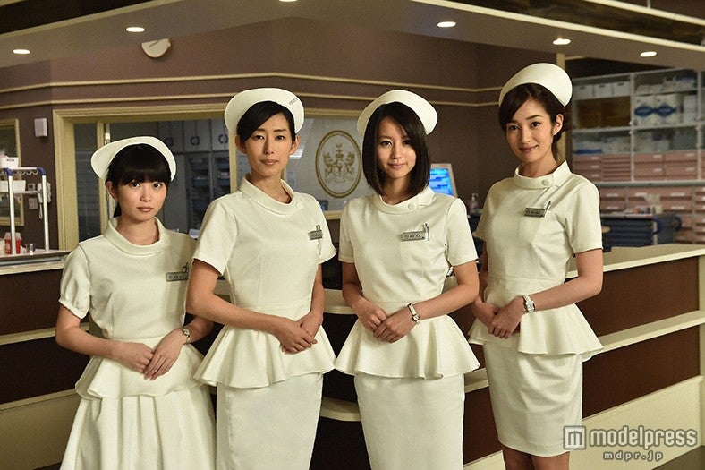 役衣装のナース姿／（写真左から）志田未来、木村多江、堀北真希、高梨臨（C）TBS