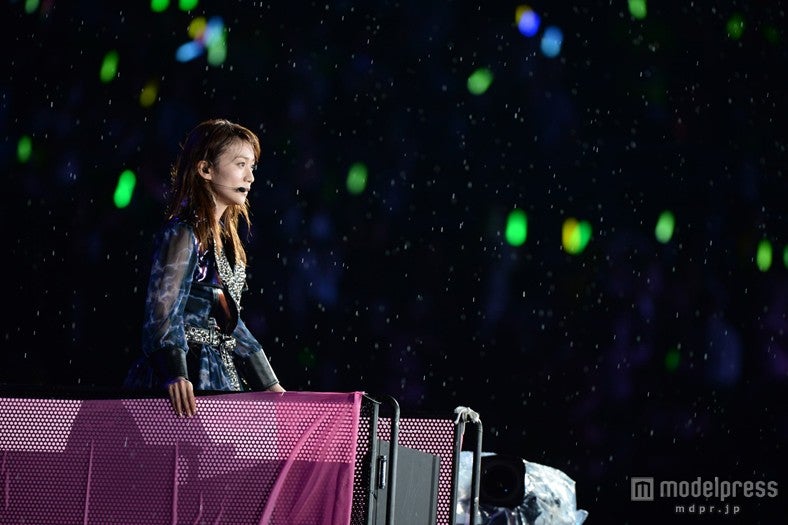 「大島優子卒業コンサート in 味の素スタジアム ～6月8日の降水確率56％（5月16日現在）、てるてる坊主は本当に効果があるのか？～」（C）AKS