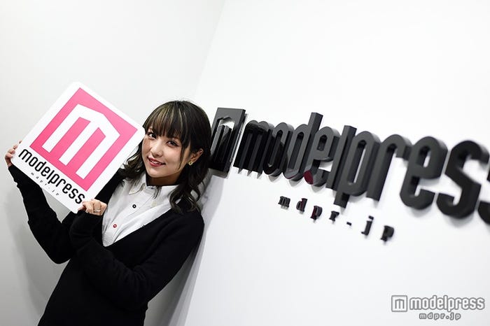 モデルプレスに来社した石川恋