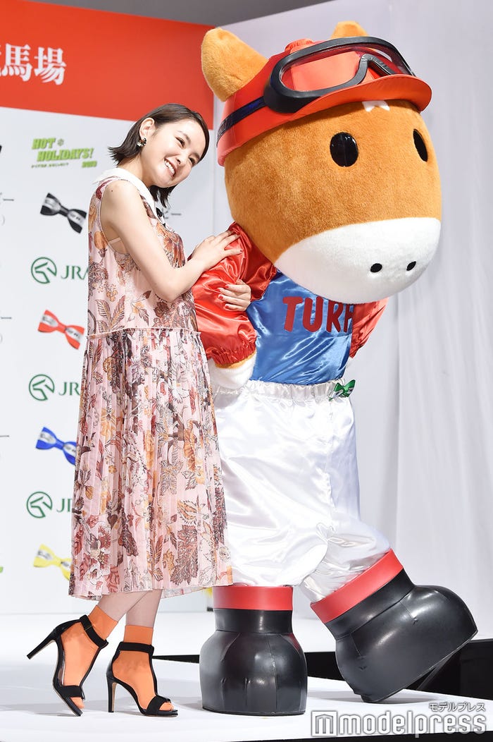 葵わかな(左) (C)モデルプレス