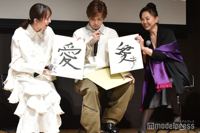 比嘉愛未、松田美由紀に挟まれる岩田剛典(C)モデルプレス