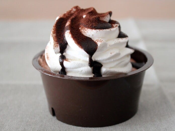 ココアパウダーとチョコソースでおめかし