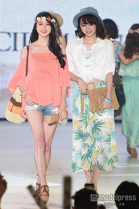 画像2 5 三吉彩花 江野沢愛美 みよまな コンビ ほっぺにキスで歓声 モデルプレス