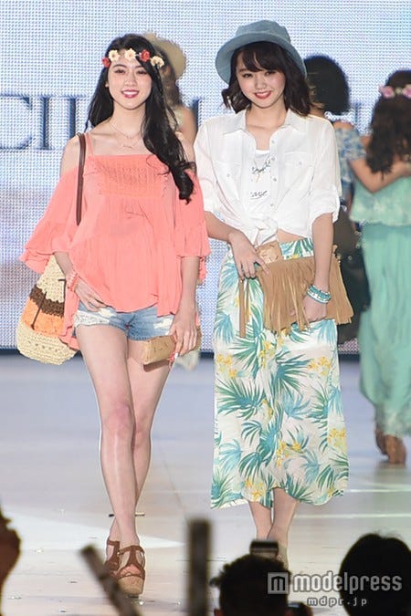 “みよまな”が2ショットウォーキングを披露(左から)三吉彩花、江野沢愛美