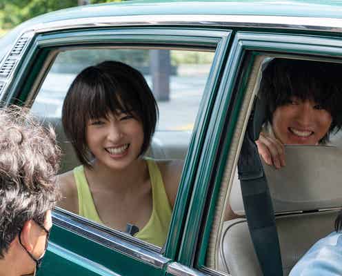 山崎賢人&土屋太鳳、迫力満点カーアクションのメイキング写真公開<今際の国のアリス/モデルプレス独占>